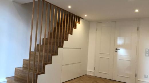 Treppe aus Holz mit Unterkonstruktion für mehr Stauraum