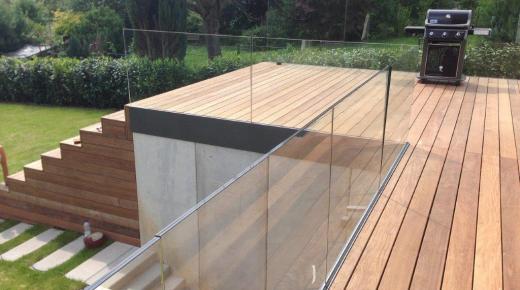 Terrassenboden aus robustem Holz mit Glasgeländer