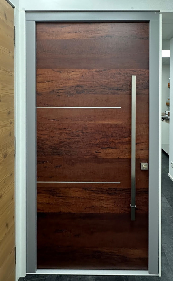Holz-Haustür mit Holzdruck auf Außenseite im Angebot